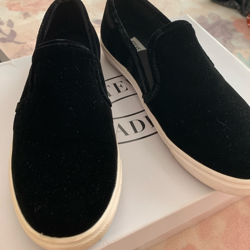 Steve madden black velvet shoes slip on